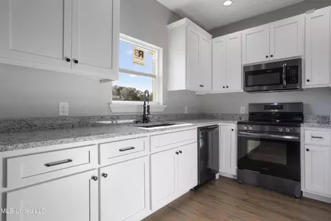 Kitchen - 3177 Tannertown Rd, Lucedale, MS 39452 photo 3 of 6