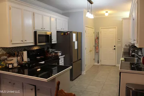 Kitchen - 171 Commonwealth Ave, Brandon, MS 39047 photo 1 of 2