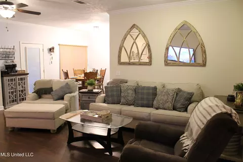 Living - 171 Commonwealth Ave, Brandon, MS 39047 photo 2 of 3