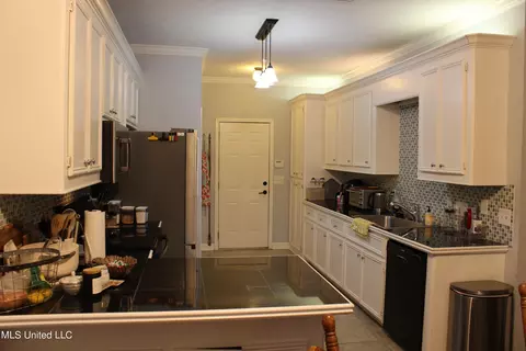 Kitchen - 171 Commonwealth Ave, Brandon, MS 39047 photo 2 of 2