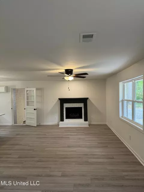 Living - 2902 Nolan Rd, Olive Branch, MS 38654 photo 1 of 2