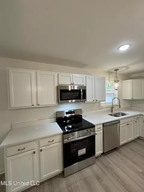 Kitchen - 2902 Nolan Rd, Olive Branch, MS 38654 photo 2 of 6