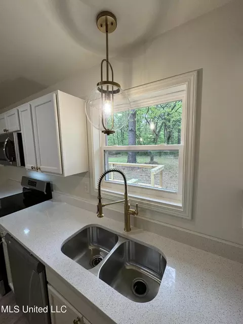 Kitchen - 2902 Nolan Rd, Olive Branch, MS 38654 photo 5 of 6