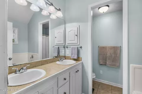 Bath - 907 Fairview Pl, Brandon, MS 39047 photo 2 of 4