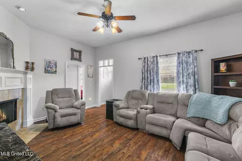Living - 907 Fairview Pl, Brandon, MS 39047 photo 1 of 3