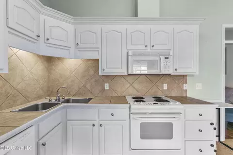 Kitchen - 907 Fairview Pl, Brandon, MS 39047 photo 2 of 2
