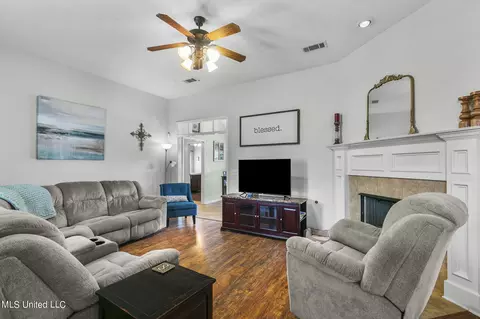 Living - 907 Fairview Pl, Brandon, MS 39047 photo 2 of 3