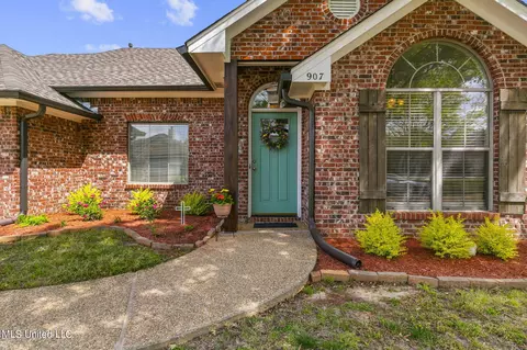 Exterior - 907 Fairview Pl, Brandon, MS 39047 photo 4 of 15