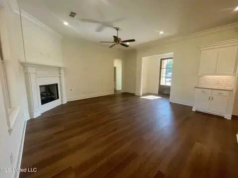 Living - 921 Glenwild Cir, Canton, MS 39046 photo 2 of 3