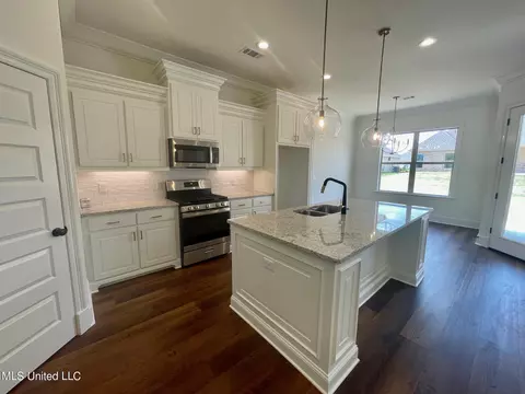 Kitchen - 917 Glenwild Cir, Canton, MS 39046 photo 2 of 3