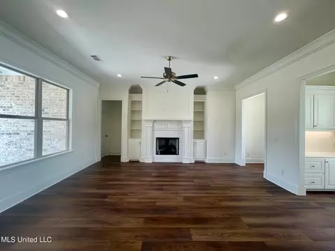 Living - 917 Glenwild Cir, Canton, MS 39046 photo 1 of 2