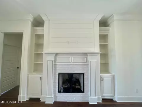 Living - 917 Glenwild Cir, Canton, MS 39046 photo 2 of 2