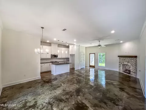 Living - 933 Riverside Ln, Pearl, MS 39208 photo 1 of 3