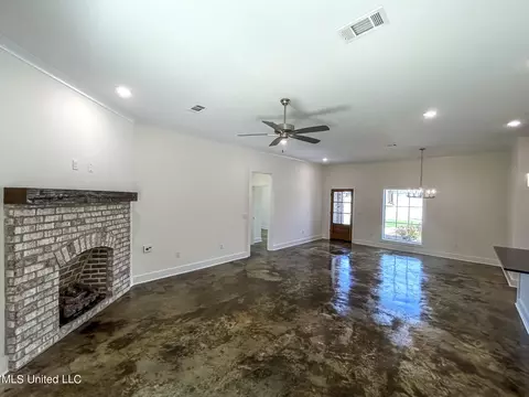 Living - 933 Riverside Ln, Pearl, MS 39208 photo 2 of 3