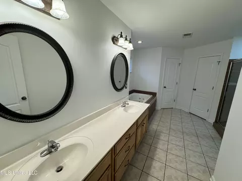 Bath - 81 Mckinzie Cv, Hernando, MS 38632 photo 1 of 4
