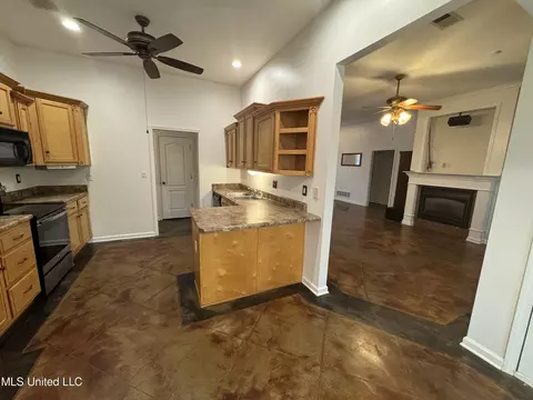 Kitchen - 81 Mckinzie Cv, Hernando, MS 38632 photo 2 of 4