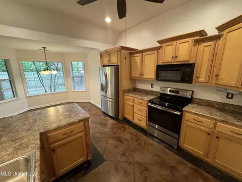 Kitchen - 81 Mckinzie Cv, Hernando, MS 38632 photo 4 of 4