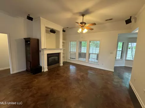 Living - 81 Mckinzie Cv, Hernando, MS 38632 photo 2 of 2