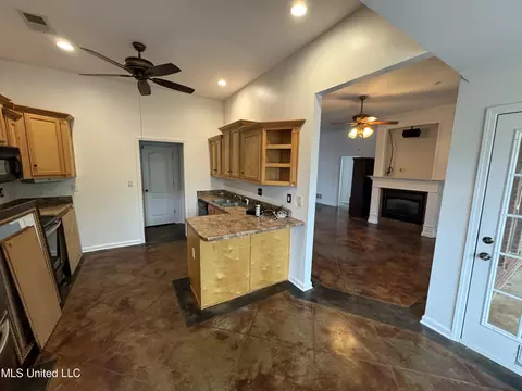 Kitchen - 81 Mckinzie Cv, Hernando, MS 38632 photo 3 of 4