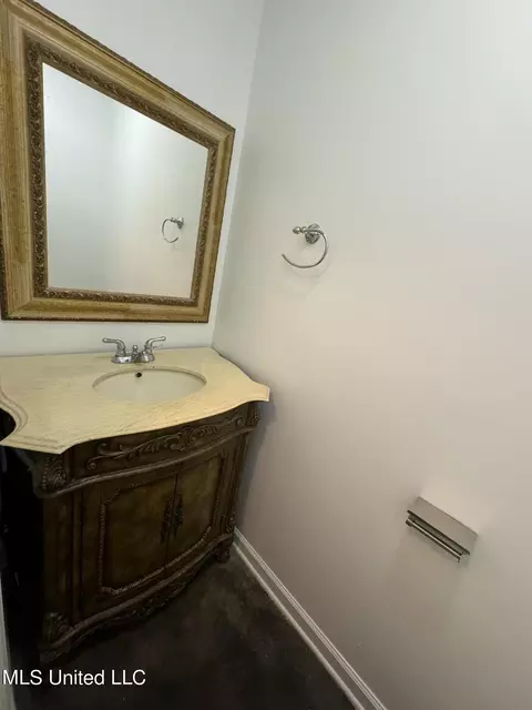 Bath - 81 Mckinzie Cv, Hernando, MS 38632 photo 3 of 4
