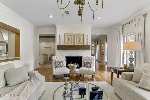 Living - 19 Sheffield Ct, Jackson, MS 39211 photo 1 of 2