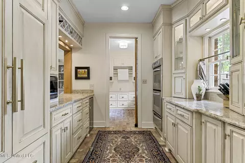 Kitchen - 19 Sheffield Ct, Jackson, MS 39211 photo 4 of 6