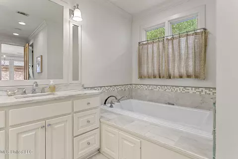 Bath - 19 Sheffield Ct, Jackson, MS 39211 photo 3 of 6