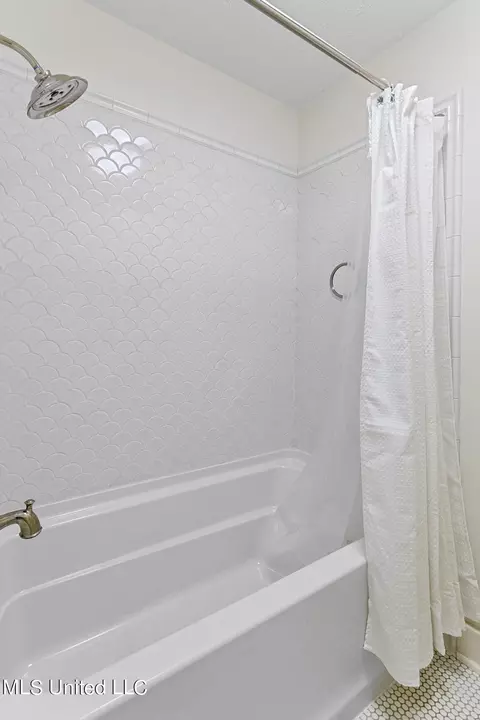 Bath - 19 Sheffield Ct, Jackson, MS 39211 photo 6 of 6