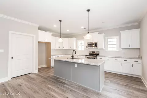 Kitchen - 1810 Baisley Dr, Nesbit, MS 38651 photo 2 of 3