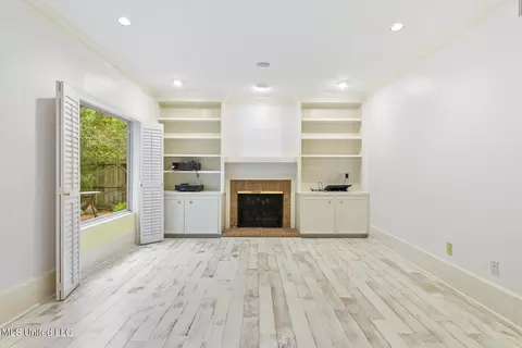 Living - 208 Park Lane Pl, Jackson, MS 39211 photo 3 of 4