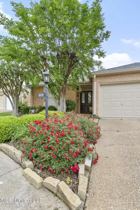 Exterior - 208 Park Lane Pl, Jackson, MS 39211 photo 3 of 5