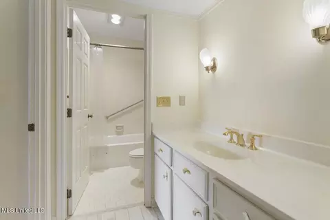 Bath - 208 Park Lane Pl, Jackson, MS 39211 photo 1 of 3