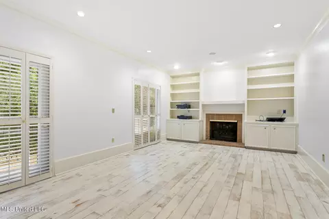 Living - 208 Park Lane Pl, Jackson, MS 39211 photo 4 of 4