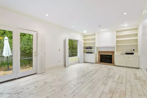 Living - 208 Park Lane Pl, Jackson, MS 39211 photo 2 of 4