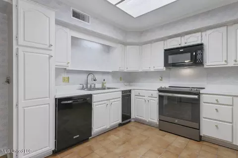 Kitchen - 208 Park Lane Pl, Jackson, MS 39211 photo 1 of 2