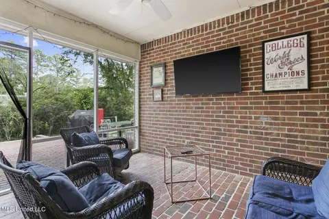 Exterior - 124 Dendron Dr, Jackson, MS 39211 photo 5 of 10
