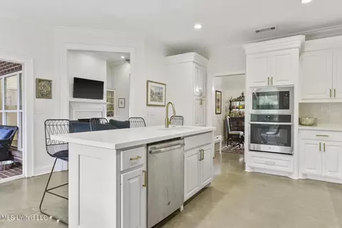 Kitchen - 124 Dendron Dr, Jackson, MS 39211 photo 5 of 5