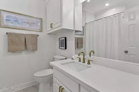 Bath - 124 Dendron Dr, Jackson, MS 39211 photo 4 of 5