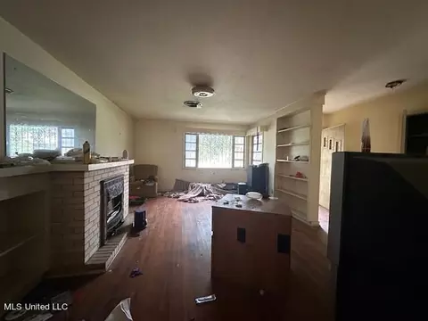 Living - 360 Johnson St, Canton, MS 39046 photo 1 of 2