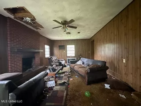 Living - 360 Johnson St, Canton, MS 39046 photo 2 of 2
