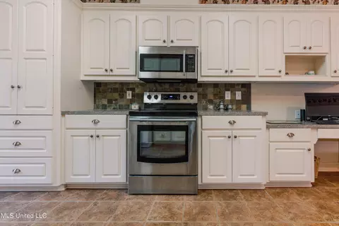 Kitchen - 121 Brookside Dr, Clinton, MS 39056 photo 5 of 10