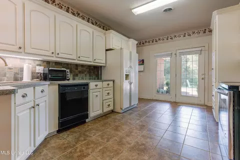 Kitchen - 121 Brookside Dr, Clinton, MS 39056 photo 1 of 10