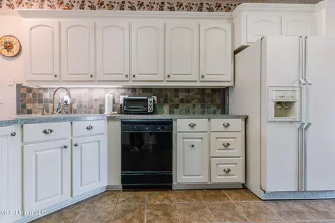Kitchen - 121 Brookside Dr, Clinton, MS 39056 photo 3 of 10