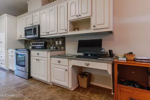 Kitchen - 121 Brookside Dr, Clinton, MS 39056 photo 7 of 10