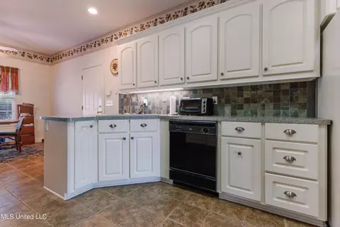 Kitchen - 121 Brookside Dr, Clinton, MS 39056 photo 4 of 10