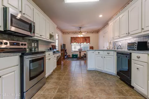 Kitchen - 121 Brookside Dr, Clinton, MS 39056 photo 9 of 10