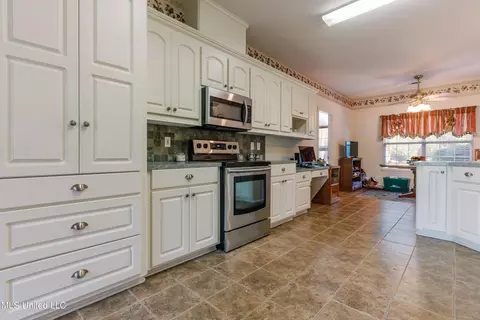 Kitchen - 121 Brookside Dr, Clinton, MS 39056 photo 10 of 10