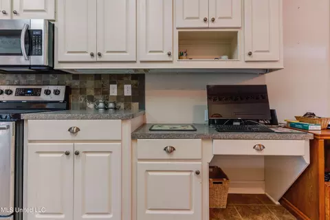 Kitchen - 121 Brookside Dr, Clinton, MS 39056 photo 6 of 10