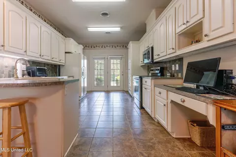 Kitchen - 121 Brookside Dr, Clinton, MS 39056 photo 8 of 10