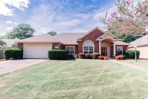 121 Brookside Dr, Clinton, MS 39056